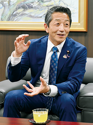 談話する東野議員