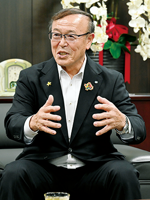 談話する亀田組合長