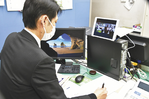 モニター越しにオンライン商談をしている様子